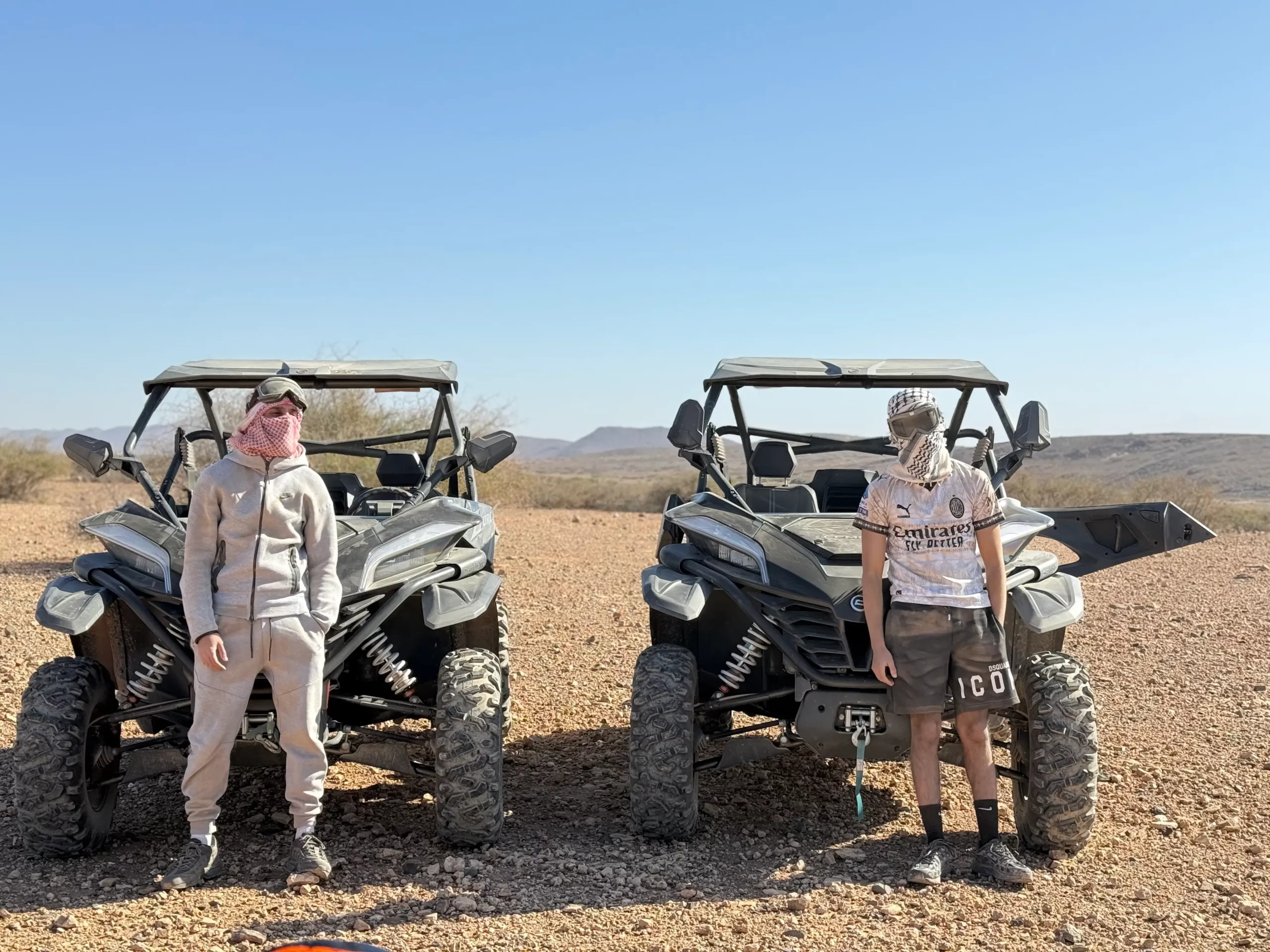 Deux clients en buggy Marrakech dans le désert de la Palmeraie, équipés de casques et masques, en pleine excursion buggy off-road Marrakech